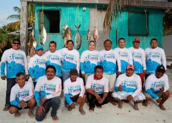 Alcaldesa de Carrillo Puerto premian a ganadores de concurso de pesca