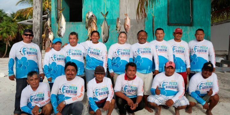 Alcaldesa de Carrillo Puerto premian a ganadores de concurso de pesca