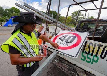 Ayuntamiento de Carrillo Puerto instala señalética en vías urbanas para disminuir accidentes