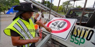 Ayuntamiento de Carrillo Puerto instala señalética en vías urbanas para disminuir accidentes