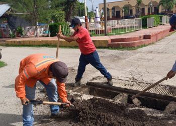 Ayuntamiento de Lázaro Cárdenas extra lodo y basura de pozos previo a temporada de lluvias