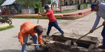 Ayuntamiento de Lázaro Cárdenas extra lodo y basura de pozos previo a temporada de lluvias