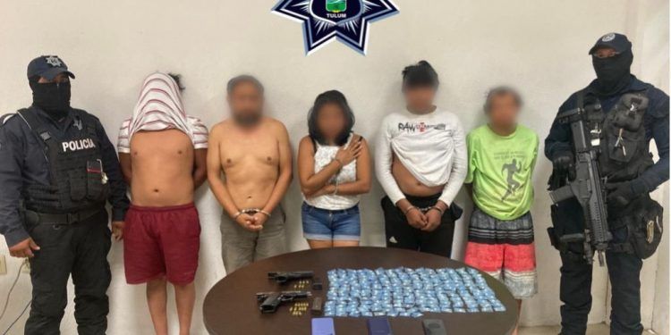 SIN TREGUA A LA DELINCUENCIA: Caen 5 personas con 200 dosis de droga en Tulum que al parecer se les relaciona con hechos violentos