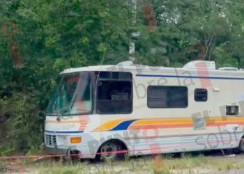 Policía indaga vehículo abandonado con tiros en vía Chetumal-Mérida