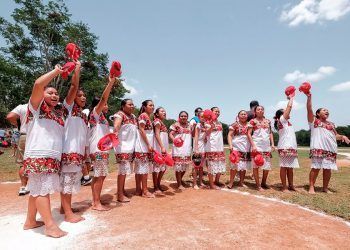 Diablillas de Hondzonot lanzarán la primera bola del juego Tigres-Leones en Cancún