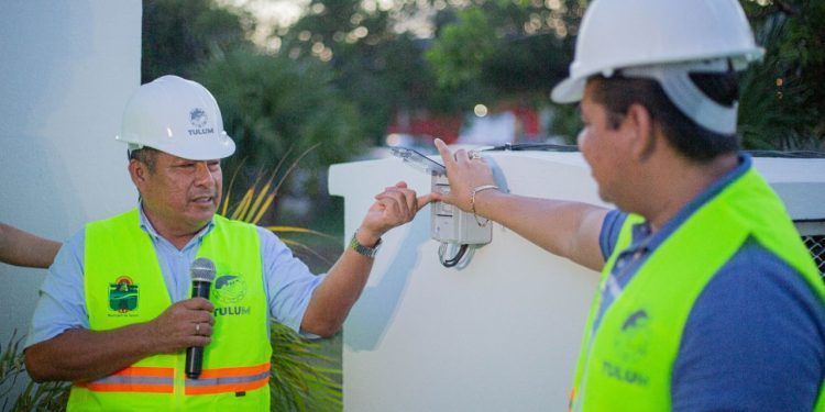 Entrega Marciano Dzul nueva iluminación de la Unidad Deportiva Tulum