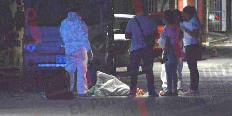Una mujer recibe siete disparos de arma de fuego afuera de la casa de su mamá en Cancún