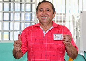 Emite Nivardo Mena su voto en Holbox