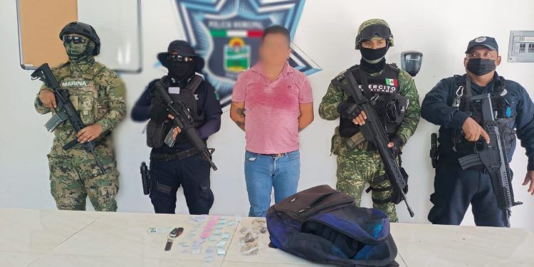 INTENTÓ ESCAPAR: Detienen a masculino en medio de persecución y se le encontró presunta droga