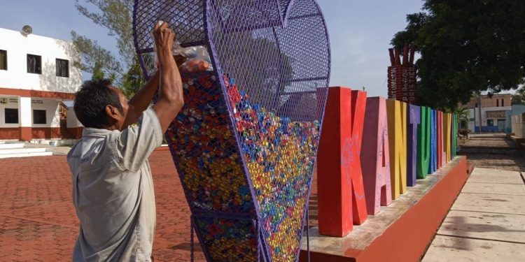 Pepenador mudo apoya con su trabajo recuperación de niños con cáncer en Lázaro Cárdenas