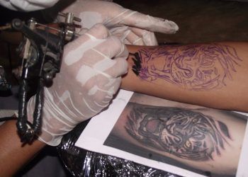 Aplicación de tatuajes gana terreno en Lázaro Cárdenas, pese a estigma de «malvivencia»