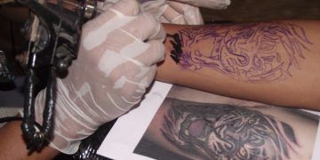 Aplicación de tatuajes gana terreno en Lázaro Cárdenas, pese a estigma de «malvivencia»