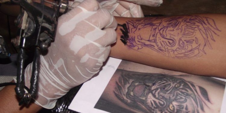 Aplicación de tatuajes gana terreno en Lázaro Cárdenas, pese a estigma de «malvivencia»