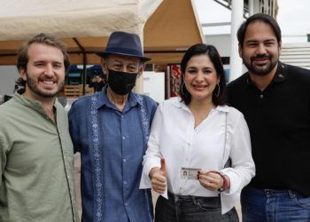 Estefanía Mercado ejerce su derecho a votar