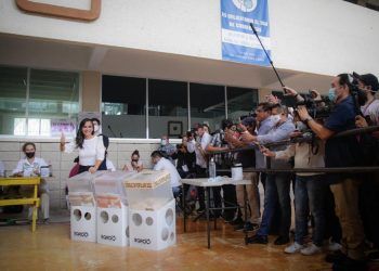 Laura Fernández ejerce su derecho al voto en un ambiente de fiesta