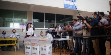 Laura Fernández ejerce su derecho al voto en un ambiente de fiesta