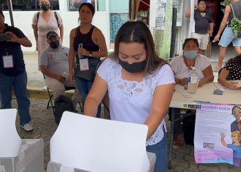 Silvia Dzul Sánchez emitió su sufragio este día en la cabecera municipal de su natal #Tulum