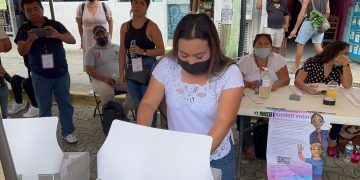 Silvia Dzul Sánchez emitió su sufragio este día en la cabecera municipal de su natal #Tulum