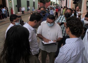 Maestros se manifiestan en las instalaciones de la Secretaría de Educación de Yucatán