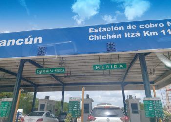 Cruce peligroso la carretera de cuota