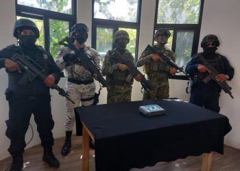 Aseguran paquete con presunta cocaína en playas de Akumal
