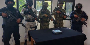 Aseguran paquete con presunta cocaína en playas de Akumal