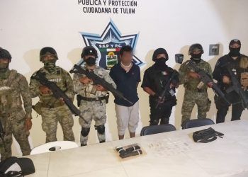 Detienen a sujeto armado y con presunta droga en Tulum