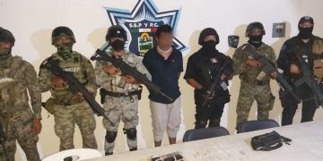 Detienen a sujeto armado y con presunta droga en Tulum