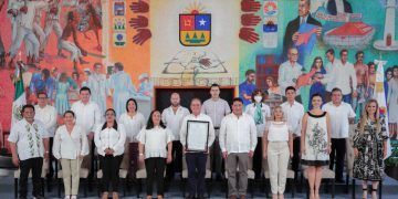 Entrega Comisión Permanente decreto que otorga autonomía a la UQROO