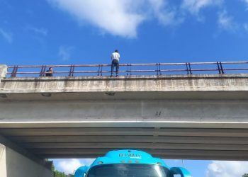 Rápida intervención de policías evita que un hombre se arroje desde un puente