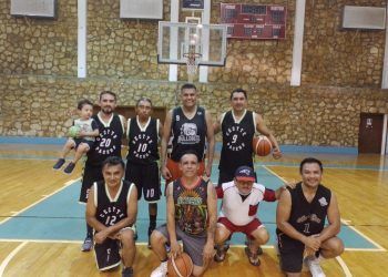 Campeón de basquetbol de veteranos realiza alineación indebida y pierde el invicto