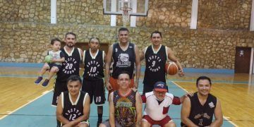 Campeón de basquetbol de veteranos realiza alineación indebida y pierde el invicto