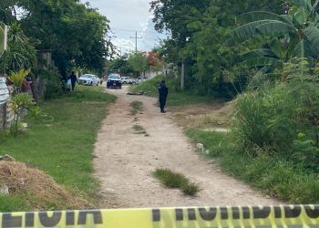 Hallan dos cuerpos embolsados con el tiro de gracia cerca de un templo en Cancún