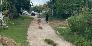 Hallan dos cuerpos embolsados con el tiro de gracia cerca de un templo en Cancún
