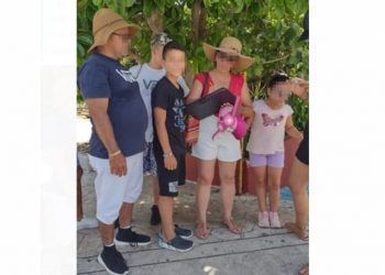 Policías ayudan a familia de Colombia para encontrar menor en la zona hotelera de Cancún