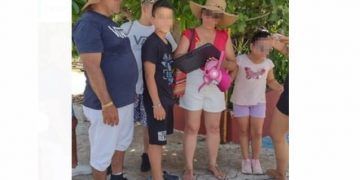 Policías ayudan a familia de Colombia para encontrar menor en la zona hotelera de Cancún