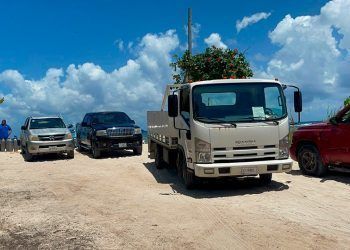 Ayuntamiento de Solidaridad multan e inmoviliza a automóviles que bloquean calles de acceso a las playas