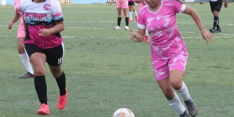 Leonas y Titanes encabezan la Liga de futbol femenil “Janet 55”