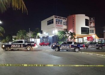 Balean a pareja que viajaba en auto de lujo cerca del “Parque de la Equidad” en Cancún