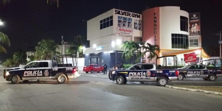 Balean a pareja que viajaba en auto de lujo cerca del “Parque de la Equidad” en Cancún