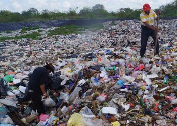 Se zambullen a diario en 10 toneladas de basura para poder mantener a sus familias