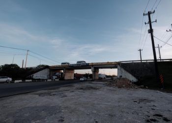 Por remodelación remueven réplica de pirámide en trébol vial de aeropuerto