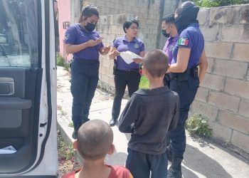 Rescatan a par de niños que eran golpeados y obligados a vender en la calle