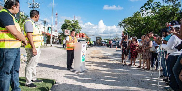 Marciano Dzul Caamal da banderazo a la primera etapa de la modernización en la Av. Coba de Tulum