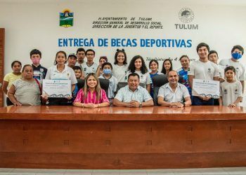 Cumple Marciano Dzul con la entrega de becas deportivas a atletas de Tulum
