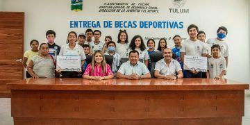 Cumple Marciano Dzul con la entrega de becas deportivas a atletas de Tulum