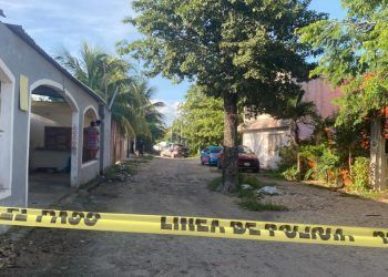 Encuentran una cabeza y restos humanos embolsados en un baldío de Cancún