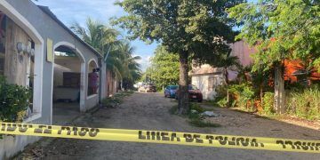 Encuentran una cabeza y restos humanos embolsados en un baldío de Cancún