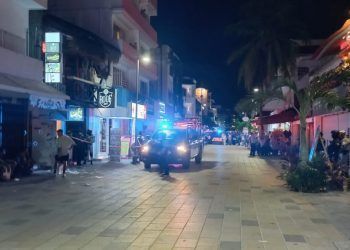 Disparan contra dos personas que se encontraban en bar de la Quinta Avenida de Playa del Carmen