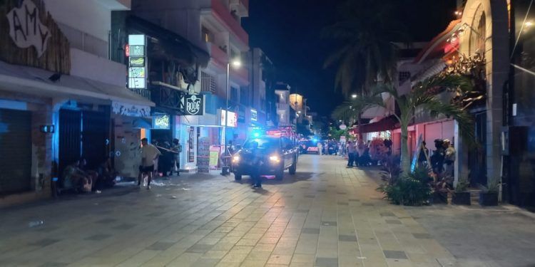 Disparan contra dos personas que se encontraban en bar de la Quinta Avenida de Playa del Carmen